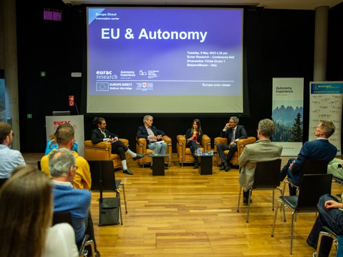 La tavola rotonda con (da destra) il presidente della Provincia Arno Kompatscher, Alice Engl e Gabriel von Toggenburg e la moderazione di Simon Mariacher (Foto: ASP/Fabio Brucculeri)
