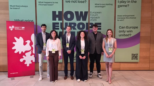 I finalisti del Premio Giovani Ricercatori Euregio 2026: (da sinistra) Philipp Jaufenthaler, Anna Bertani, Alexander Sietmann, Margherita Mele, Moritz Ploner, Ece Naz Tatar (Foto: Euregio/Armin Gluderer)