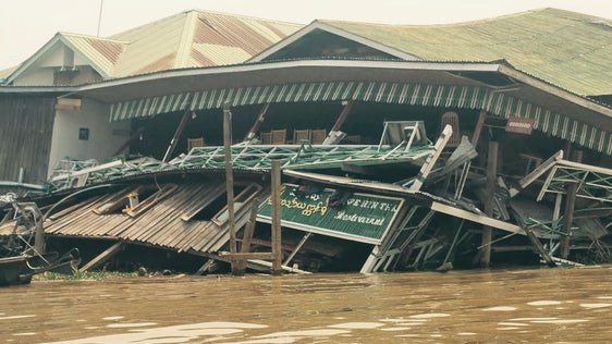 Il terremoto che ha colpito il Myanmar alla fine di marzo ha causato molte vittime e feriti, oltre a distruggere numerosissimi edifici e infrastrutture. La Provincia Autonoma di Bolzano sostiene un progetto di emergenza con 50.000 euro attraverso organizzazioni altoatesine che operano sul posto. (Foto: Caritas italiana/KMSS)