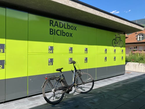 Nelle stazioni ferroviarie di Bressanone (nella foto) e Brunico sono stati creati posti sicuri e box per il parcheggio delle biciclette. (Foto: Sta)