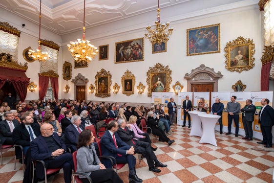 Con l’Audit famigliaelavoro le aziende possono evidenziare il loro impegno a favore della famiglia. Alla cerimonia odierna di consegna degli attestati hanno preso parte 38 delle 104 imprese sinora certificate (Foto: Camera di Commercio/Othmar Seehauser)