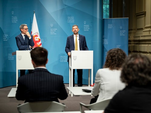 Die Landesregierung stimmte  bei ihrer Sitzung am 27. Mai der Aktualisierung des Tarifsystems für den öffentlichen Verkehr in Südtirol zu. Landeshauptmann Arno Kompatscher (links) und Landesrat Daniel Alfreider stellten den Beschluss bei der anschließenden Pressekonferenz vor. (Foto: LPA/Fabio Brucculeri)