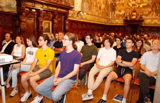 Die bei Mathematik-, Informatik-, Physik- und Chemie- und Philosophieolympiaden bestplatzierten Oberschülerinnen und Oberschüler im Kolpinghaus in Bozen (Foto: LPA/Bildungsdirektion/Verena Hilber)