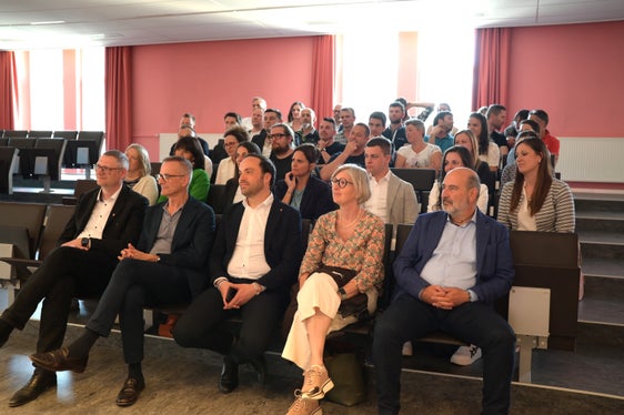 Bei der Dimplomverleihung (von links): der Landesdirektor der deutschsprachigen Berufsbildung Peter Prieth, der Abteilungsdirektor der Pädagogischen Abteilung Martin Holzner, Landesrat Philipp Achammer, die Direktorin des Amtes für Didaktik der Pädagogischen Abteilung Anna Pfitscher und der Direktor der Fachschule für Hauswirtschaft und Ernährung Martin Unterer (Foto: LPA/Deutsche Bildungsdirektion/Margit Pichler)