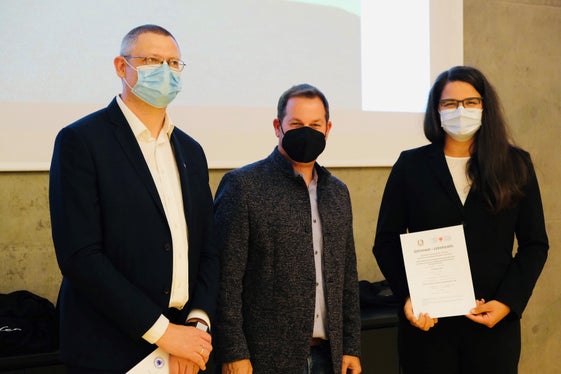 Direktor Peter Prieth  und Hannes Mussak (LVH) mit der einzigen weiblichen Absolventin Flora Christine (Foto: LPA)