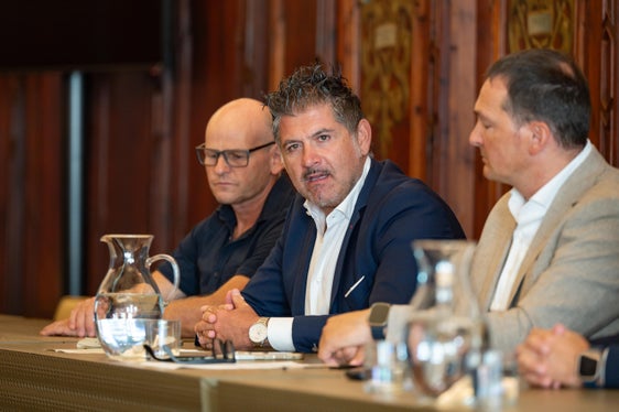 Francesco Berretta (al centro), direttore generale della municipalizzata di Bressanone, ha illustrato le singole misure adottate per proteggere l’approvvigionamento di acqua potabile durante i lavori di costruzione dell’afflusso sud del BBT. (Foto: USP/Greta Stuefer)