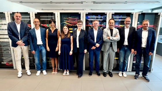 Der neue Verwaltungsrat der Rundfunkanstalt Südtirol RAS legte die Leitlinien für 2026 bis 2029 fest (von links): Fabio Covelli (Verwaltungsdirektor der RAS), Marco Losso (Mitglied des Verwaltungsrates), Norma Anna Waldner (Präsidentin des Kontrollorgans), Verena Komar (Mitglied des Kontrollorgans), Vera Malleier (Präsidentin der RAS), Markus Rabanser (Mitglied des Verwaltungsrates), Moreno Felline (Mitglied des Kontrollorgans), Christian Canal (Technischer Direktor der RAS) und Georg Plattner (Direktor der RAS).           
 (Foto: RAS)