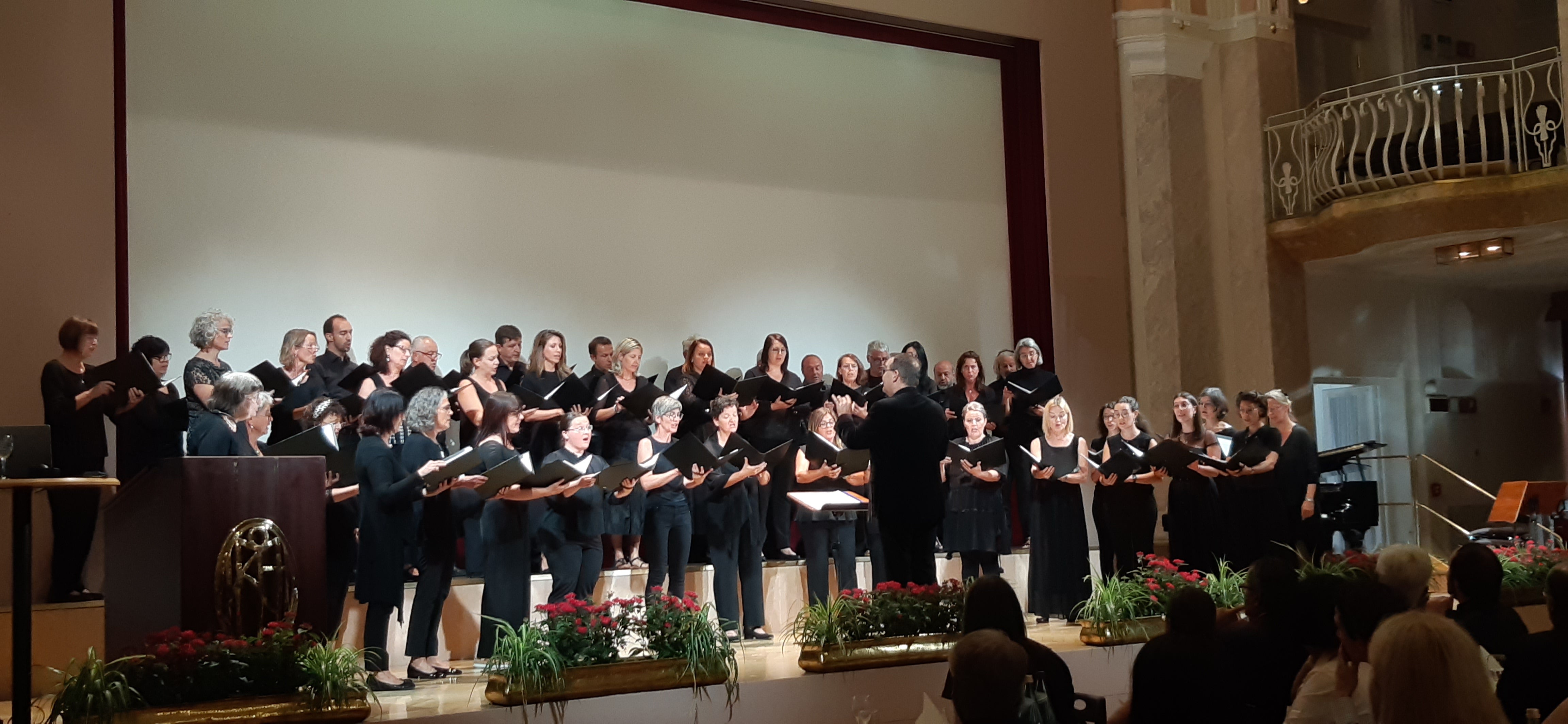 Der Lehrerinnen- und Lehrerchor der Landesmusikschuldirektion setzte musikalische Akzente bei der Eröffnungstagung im Meraner Kurhaus. (Foto: LPA/Landesmusikschuldirektion)