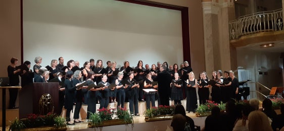 Der Lehrerinnen- und Lehrerchor der Landesmusikschuldirektion setzte musikalische Akzente bei der Eröffnungstagung im Meraner Kurhaus. (Foto: LPA/Landesmusikschuldirektion)