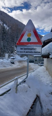 Damit niemand mehr von Lawinen überrascht wird, gibt es ein neues innovatives Frühwarnsystem auf der Staatsstraße (SS 621) in Prettau. (Foto: LPA/Landesabteilung Straßendienst)