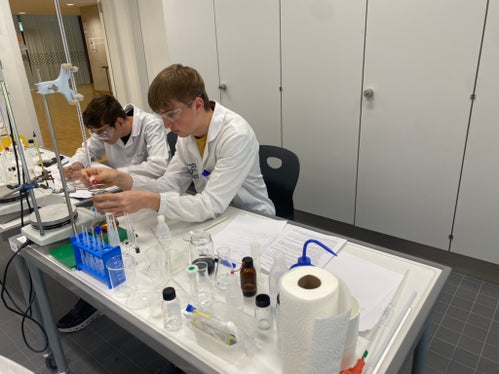 Adrian Messner von der Technologischen Fachoberschule Bruneck beim Praxiswettbewerb des österreichischen Bundeswettbewerbs der Chemieolympiade. (Foto: LPA/Roswitha Maurer)