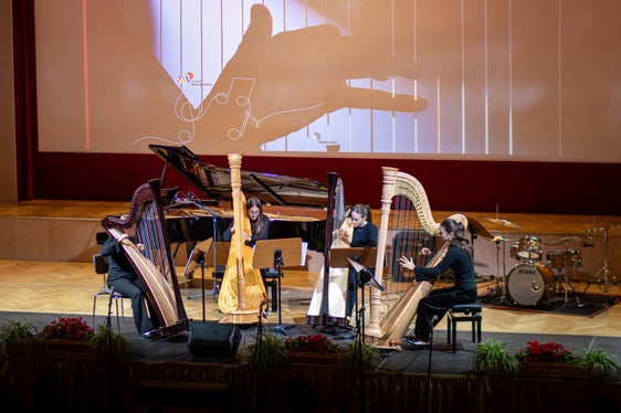 L'ensemble 4harps della scuola di musica di Bressanone ha deliziato il pubblico con i suoni dell'arpa. (Foto: USP/Nathan Chizzali)