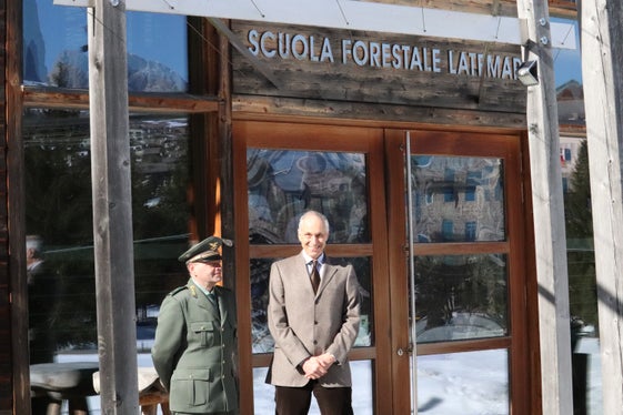 Freude über gelungenen Forstwachen-Kurs: Kursbegleiter Fabio Squarcina (links) und Kursdirektor Paul Zipperle. (Foto: LPA/Maja Clara)
