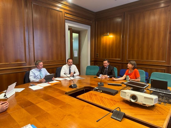 Da sinistra l'assessore provinciale all'Agricoltura Luis Walcher e l'assessore allo Sviluppo economico Marco Galateo all'incontro sull'agricoltura altoatesina presso il Ministero dell'Agricoltura a Roma (Foto: ASP)
