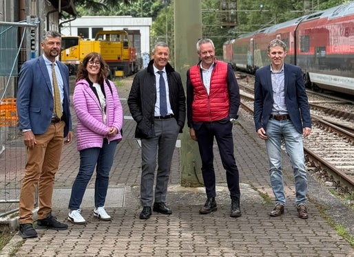Al sopralluogo a Prato Isarco (da sinistra): l'assessore provinciale Daniel Alfreider, Marta Marini dell'Ufficio Aria e rumore, l'assessore provinciale Peter Brunner, il sindaco di Cornedo all'Isarco Albin Kofler e Alexander Pastore di STA. (Foto: USP/Ingo Dejaco)