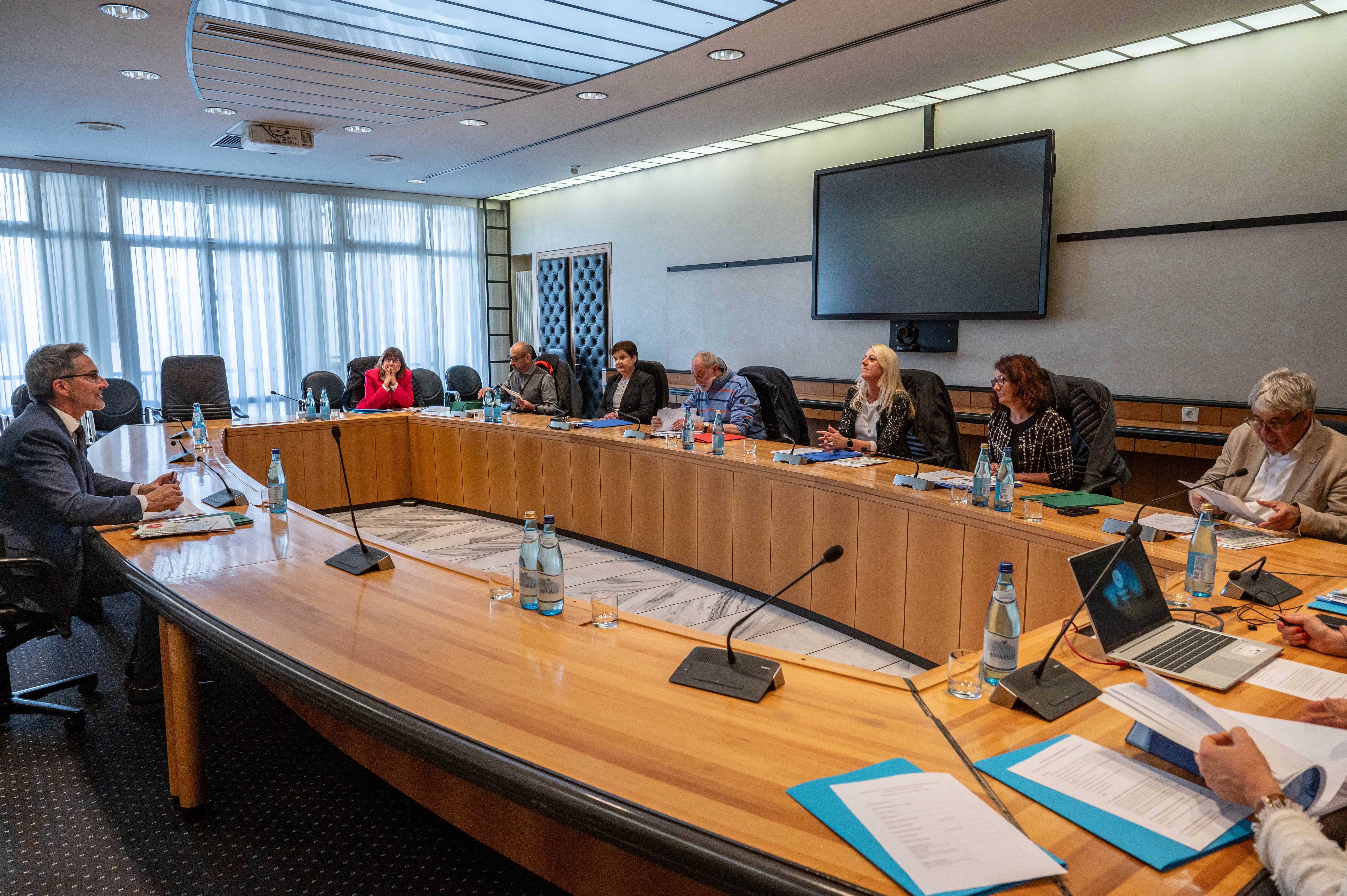 Il presidente della Provincia Arno Kompatscher (a sinistra) e la Consulta provinciale per la tutela dei consumatori, da lui presieduta, hanno approvato la relazione annuale del Centro tutela consumatori utenti dell'Alto Adige (CTCU). (Foto: USP/Greta Stuefer)