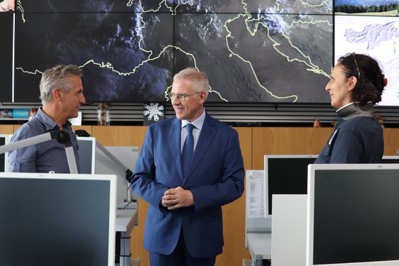 Collaborazione fattiva tra Istituzioni. Il prefetto Cusumano (nella foto in mezzo),  il vicedirettore dell'Agenzia per la Protezione civile, Willigis Gallmetzer (a sinistra) e Michela Munari, direttrice dell'Ufficio Meteorologia e prevenzione valanghe. (Foto: ASP/Maja Clara)