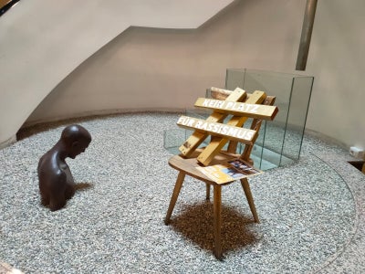 Ein goldener Stuhl mit der Botschaft Kein Platz für Rassismus ist seit heute im Eingangsbereich der deutschen Landeskulturabteilung ausgestellt. (Foto: LPA/Landesamt für Jugendarbeit)