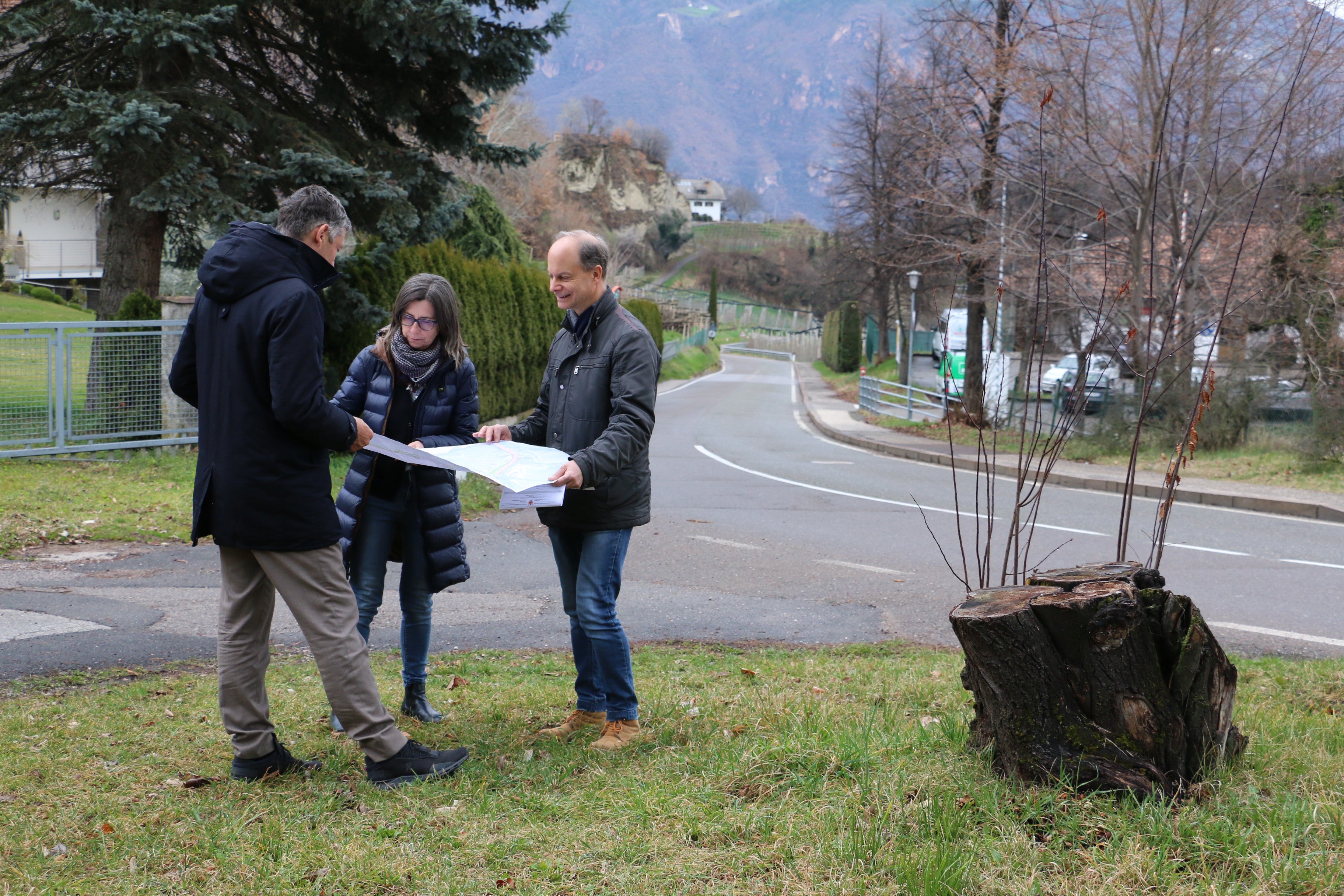 L'assessore alla Mobilità Daniel Alfreider (a sinistra) ha effettuato un sopralluogo all'incrocio di Appiano assieme a Helga Morandell, collaboratrice del Dipartimento Mobilità, e a Stefano Maraner, responsabile del procedimento. (Foto: USP/Dipartimento Mobilità)