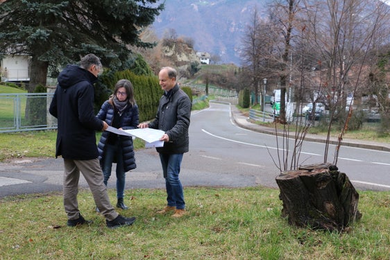L'assessore alla Mobilità Daniel Alfreider (a sinistra) ha effettuato un sopralluogo all'incrocio di Appiano assieme a Helga Morandell, collaboratrice del Dipartimento Mobilità, e a Stefano Maraner, responsabile del procedimento. (Foto: USP/Dipartimento Mobilità)