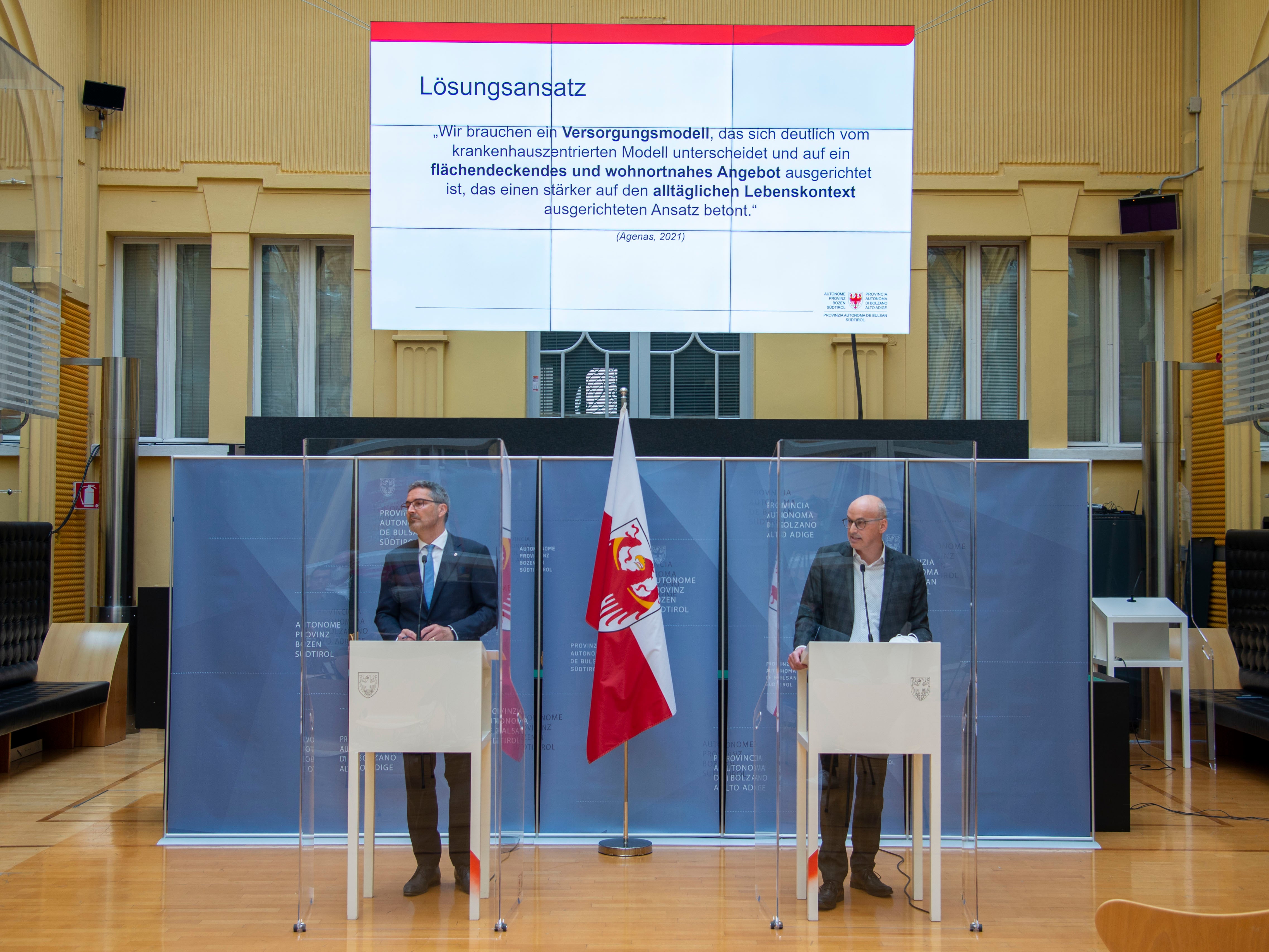 Mit Geldmitteln aus dem staatlichen Plan für Aufschwung und Resilienz (PNRR) werden strategische Projekte im Gesundheitsbereich mitfinanziert. Landeshauptmann Kompatscher und Ressortdirektor Burger bei der heutigen Vorstellung (Foto: LPA/Fabio Brucculeri)