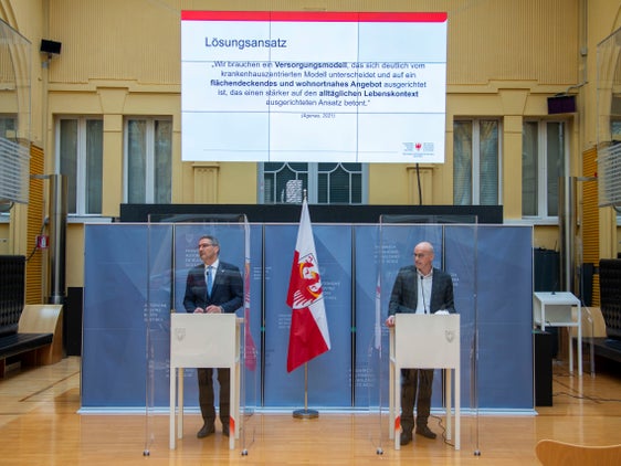 Mit Geldmitteln aus dem staatlichen Plan für Aufschwung und Resilienz (PNRR) werden strategische Projekte im Gesundheitsbereich mitfinanziert. Landeshauptmann Kompatscher und Ressortdirektor Burger bei der heutigen Vorstellung (Foto: LPA/Fabio Brucculeri)