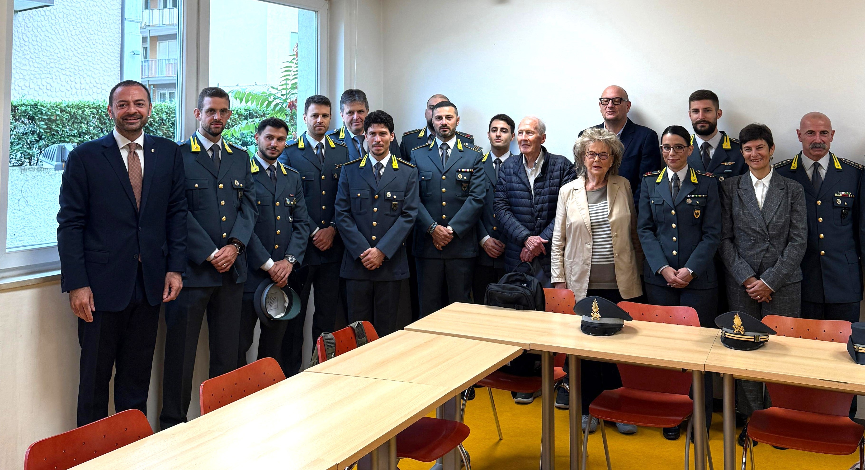 16 Finanzpolizistinnen und Finanzpolizisten nehmen am Ausbildungsprogramm teil, das sich in zwei Intensivkurse auf Grundstufe mit einer Gesamtdauer von 100 Stunden gliedert und im Centro Studi Palladio in Bozen stattfindet. Im Bild: Landesrat Marco Galateo (links), Oberst Giuseppe Dinoi (von rechts), Amtsdirektorin Donatella Ricchetto sowie die Lehrperson Paola Corradini (vierte von rechts) mit den Teilnehmerinnen und Teilnehmern des Kurses.
(Foto: LPA)