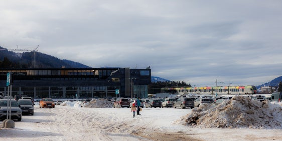 Landesrat Daniel Alfreider lobt die gute Zusammenarbeit aller in der Mobilität beteiligten Partner: Teamwork ist entscheidend, um auch an verkehrsreichen Tagen Ordnung, Sicherheit und überschaubare Fahrzeiten gewährleisten zu können. (Foto: LPA/Ivan Brentegani)