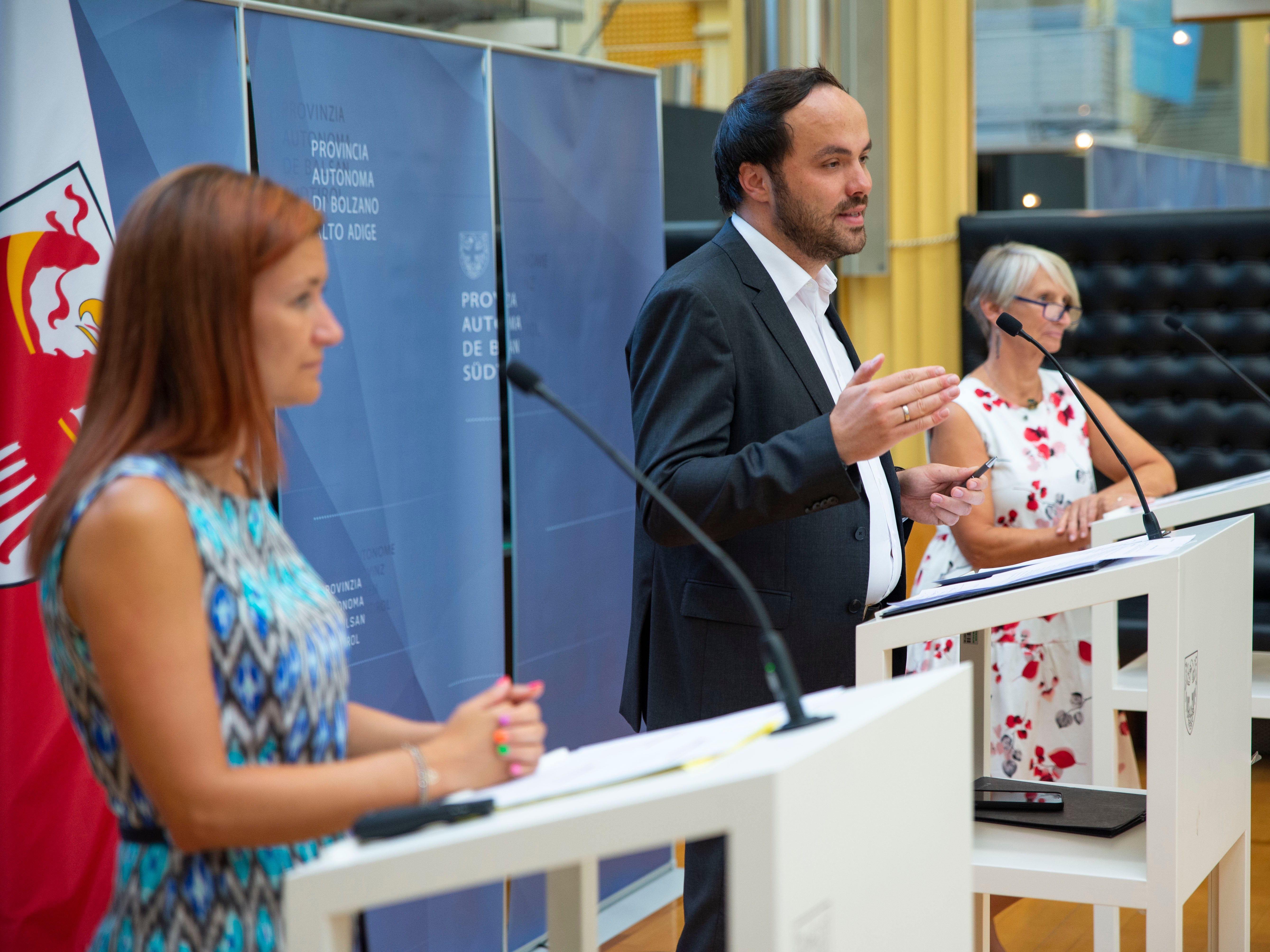 I giovani hanno bisogno di attenzione, rispetto e comprensione. Così l'assessore Philipp Achammer, al centro, insieme alle direttrici Falkensteiner (a sinistra) e Baumgartner, durante la conferenza stampa di presentazione delle misure future a favore dei giovani in Alto Adige (Foto: ASP/Fabio Brucculeri)