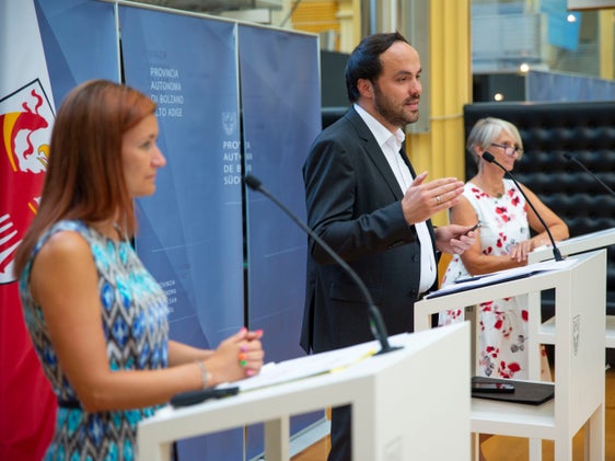 "I giovani hanno bisogno di attenzione, rispetto e comprensione". Così l'assessore Philipp Achammer, al centro, insieme alle direttrici Falkensteiner (a sinistra) e Baumgartner, durante la conferenza stampa di presentazione delle misure future a favore dei giovani in Alto Adige (Foto: ASP/Fabio Brucculeri)