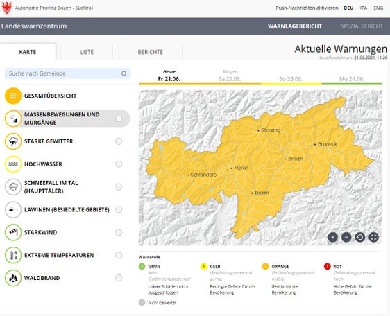 Der Warnlagebericht weist für heute und morgen im Hinblick auf Massenbewegungen und Murgänge die zweithöchste Stufe Orange auf. Dies weist auf räumlich begrenzte Ereignisse hin, die heftig und unvermittelt auftreten und länger anhalten können. (Quelle: Warnlagebereicht des Landeswarnzentrums)