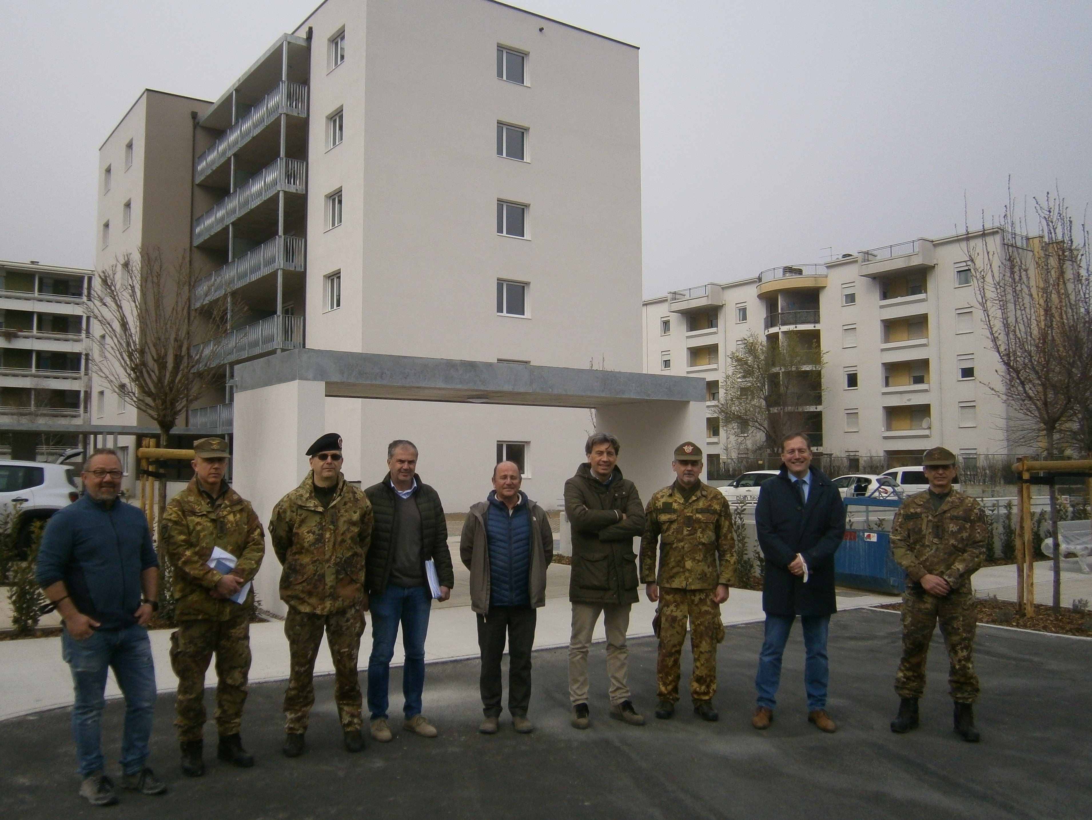 Das dritte Wohngebäude auf dem Militärareal in der Bozner Reschenstraße wurde früher als geplant fertiggestellt: Landesrat Bessone (2.v.r.) mit Architekt, Ingenieuren und Heeresvertretern bei der Übergabe am 17. März. (Foto: LPA/Igor Cocca)