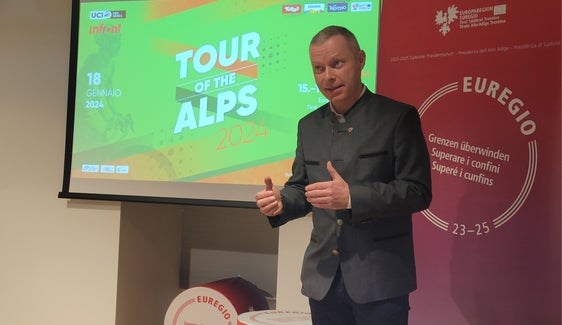 Der Generalsekretär der Euregio, Christoph von Ach, erklärte, dass die Tour of the Alps für die Euregio mehr als ein Projekt sei, nämlich eine Berufung. (Foto: Euregio/Armin Gluderer)