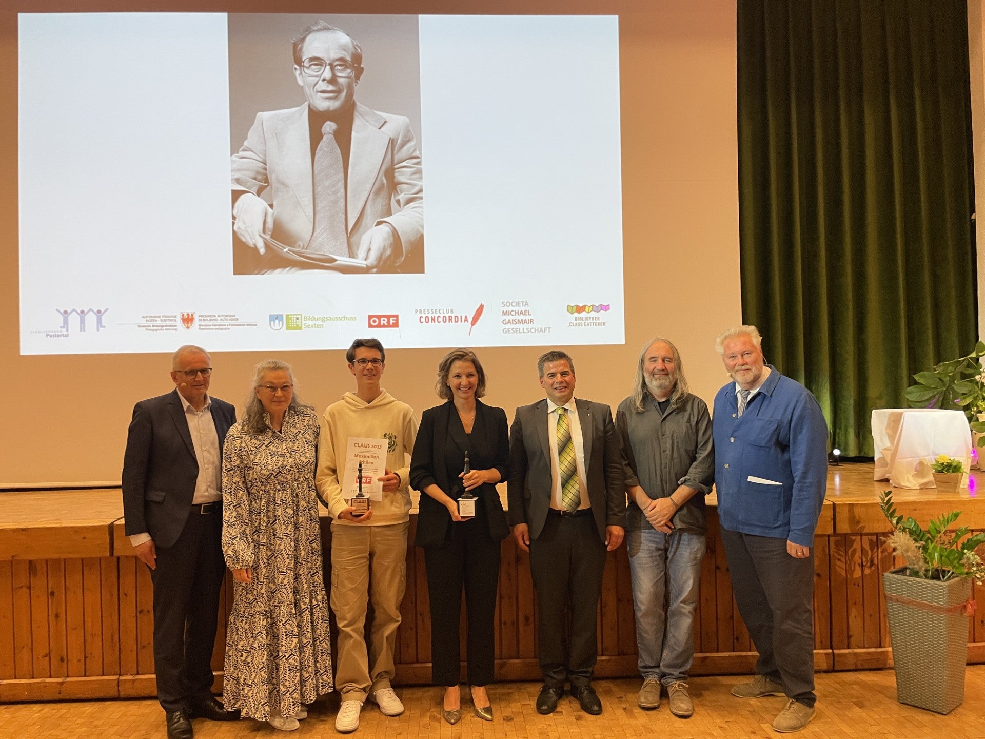 Julia Herrnböck (4° da sinistra) e Maximilian Schileo (3° da sinistra) con il sindaco di Sesto Pusteria, Thomas Summerer( 3° da destra) ed alcuni membri della giuria. (foto: USP/Presseclub Concordia/Mathias Zojer)