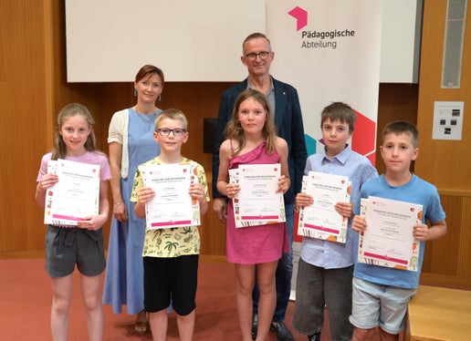 Prämierungsfeier Känguru der Mathematik 2026: 4. Klasse Grundschule – Kategorie Ecolier (von links): Ellis Segata, Toni Unterweger, Ariane Sofie Güssefeld, Silas Hofer, Manuel Pföstl Frei, dahinter Landesschuldirektorin Sigrun Falkensteiner und Abteilungsdirektor Martin Holzner (Foto: LPA/Deutsche Bildungsdirektion/Margit Pichler)