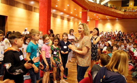 Ein Singfest in St. Michael mit 500 Grundschülerinnen und Grundschüler beendete heute das Projekt Singende Klasse – Singende Schule, das nun aufs ganze Land ausgedehnt werden soll. (Foto: LPA/Deutsche Bildungsdirektion/Verena Hilber)