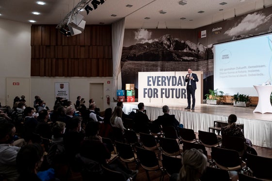 L Presidënt Kompatscher ntan la sëira a Urtijëi: Ulon vester veramënter tlima-neutrei, dan l 2050! (Foto: ASP/Tiberio Sorvillo) 