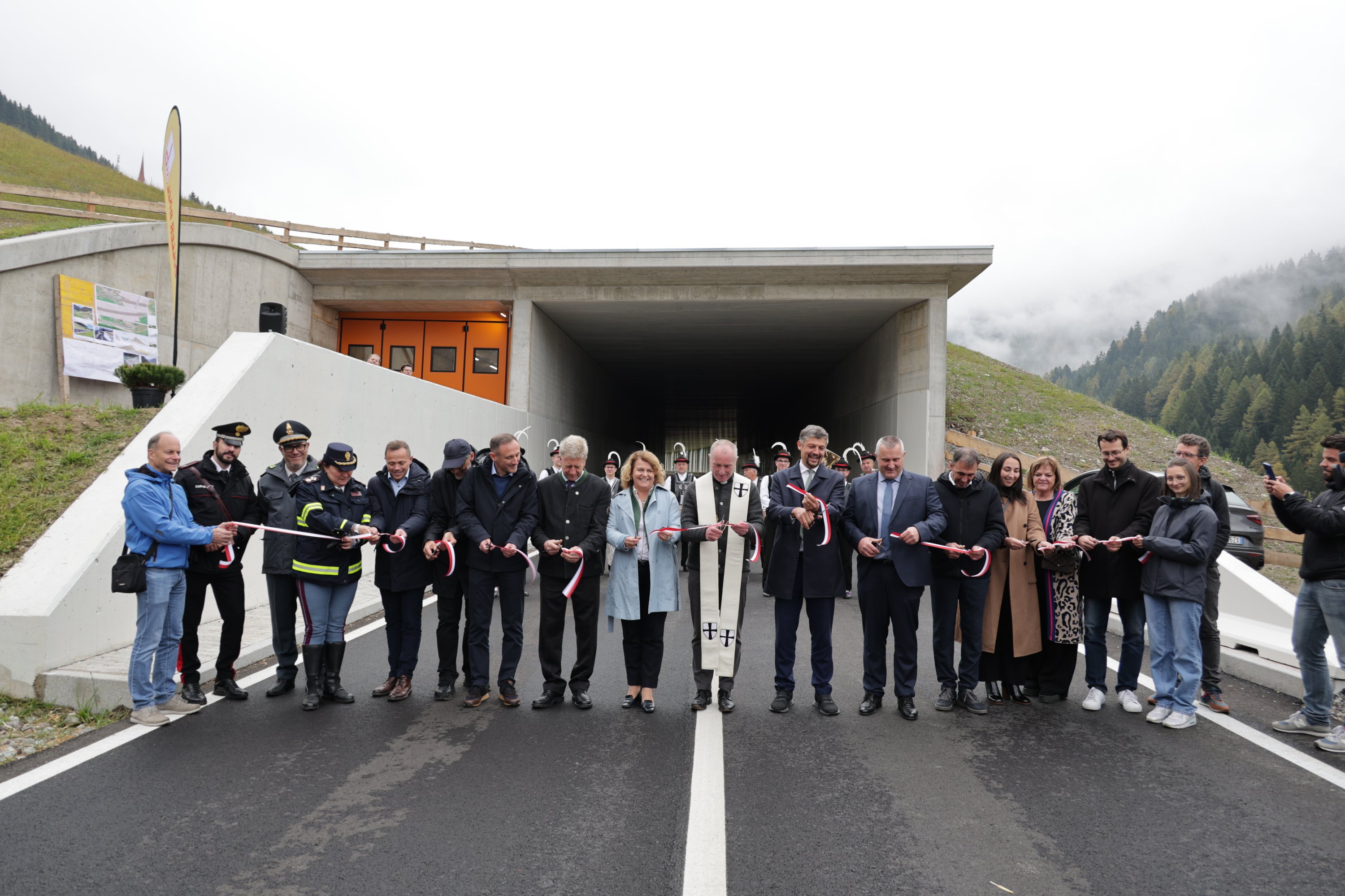 Negli scorsi mesi sono stati eseguiti i lavori esterni della galleria paravalanghe Rio Bianco e finalmente si è potuta celebrare l’inaugurazione ufficiale dell'opera,&nbsp;strategica&nbsp;per la&nbsp;sicurezza stradale&nbsp;e per la&nbsp;continuità dei collegamenti&nbsp;con la valle, altrimenti a rischio nei mesi invernali. (Foto: USP/Ingo Dejaco)
