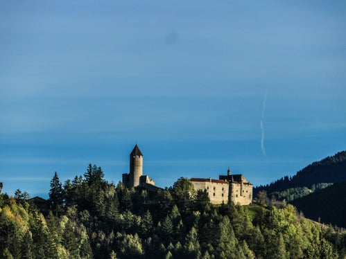Bild des Monats Oktober 2025: Burg Reifenstein, zwei Kilometer südwestlich von Sterzing, in der Ortschaft Elzenbaum  (Foto: LPA/Martin Geier)