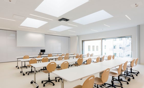 Die neue Klassenräume wurden mit nachhaltigen Materialien gebaut und technisch bestens ausgestattet. (Foto: Landesamt für Hochbau West/Paolo Tenaglia)