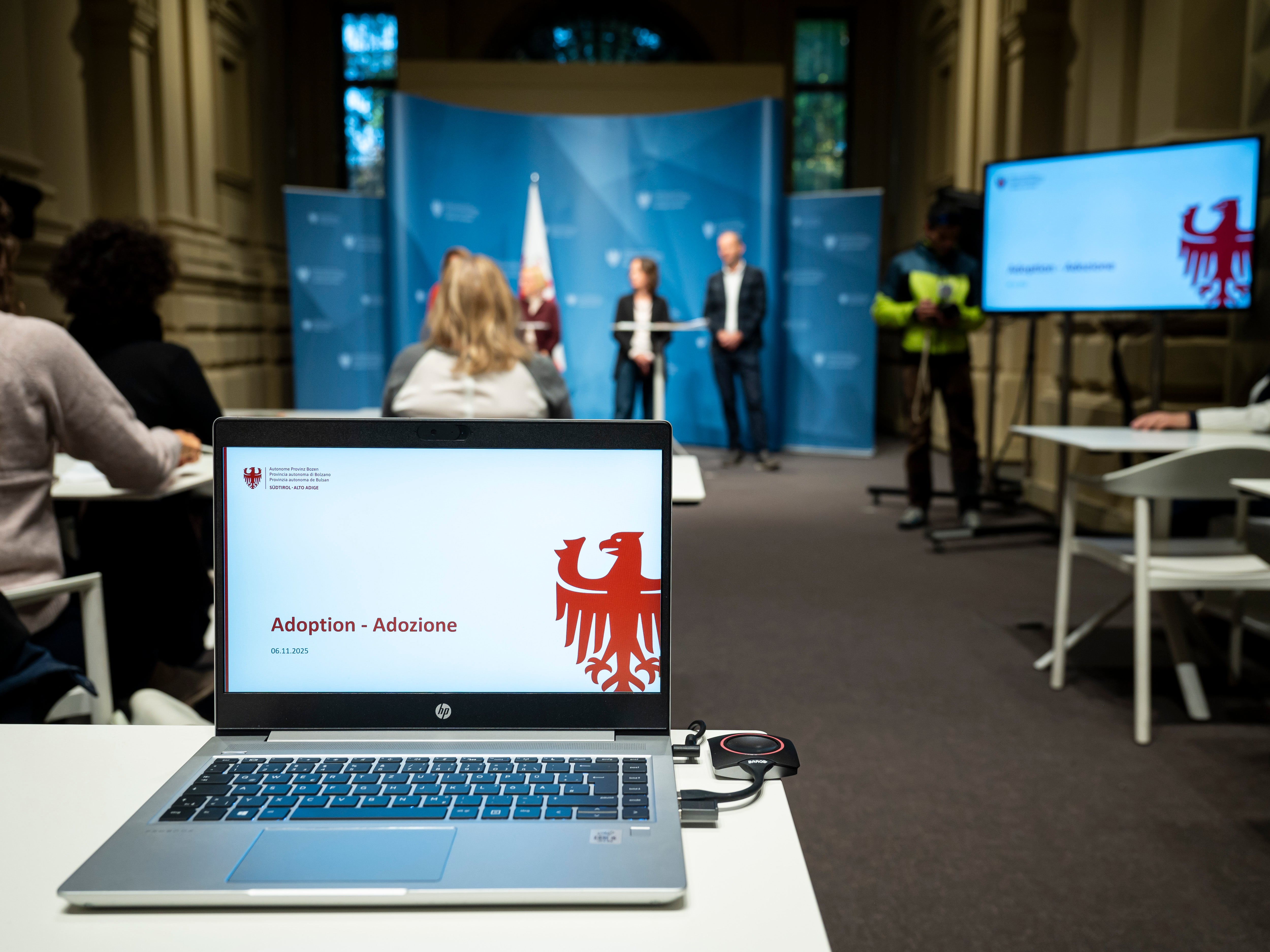 27 Kinder wurden im Vorjahr in Südtirol adoptiert: 10 über eine nationale Adoption, 11 über eine Adoption nach Art. 44 (sprich eine Adoption in besonderen Fällen, zum Beispiel eine Adoption eines Waisenkindes durch Verwandte) und 6 über eine internationale Adoption. Diese und weitere Informationen wurden am 6. November im Rahmen einer Pressekonferenz vorgestellt. (Foto: LPA/Fabio Brucculeri)