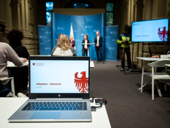 27 Kinder wurden im Vorjahr in Südtirol adoptiert: 10 über eine nationale Adoption, 11 über eine Adoption nach Art. 44 (sprich eine Adoption in besonderen Fällen, zum Beispiel eine Adoption eines Waisenkindes durch Verwandte) und 6 über eine internationale Adoption. Diese und weitere Informationen wurden am 6. November im Rahmen einer Pressekonferenz vorgestellt. (Foto: LPA/Fabio Brucculeri)