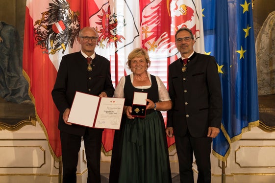 Mit der Verdienstkreuz des Landes Tirol von den Landeshauptleuten Anton Mattle (links) und Arno Kompatscher (rechts) ausgezeichnet: Helga Mutschlechner Holzer aus Sterzing/Thuins. (Foto: Land Tirol/Sedlak)