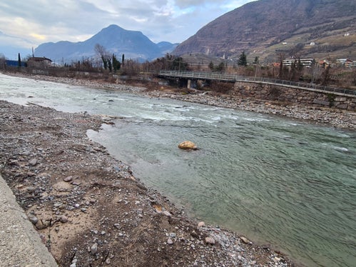 Das Landesamt für Wildbach- und Lawinenverbauung Süd hat im Eisack im Bereich zwischen dem Mila-Gelände und der Virglbrücke Buhnen errichtet, Fischsteine verlegt und Material in das Bachbett eingebracht und damit den Flusslauf  gestaltet und ökologisch aufgewertet. (Foto: LPA/Landesamt für Wildbach- und Lawinenverbauung Süd)