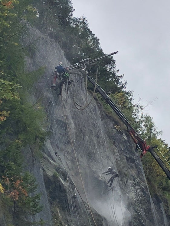 Am Hang oberhalb der Staatsstraße in Pontives haben die Mitarbeiter des Straßendiensts und externer Unternehmen die Steinschlagschutznetze erneuert. (Foto: LPA/Straßendienst)