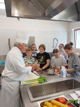 Uno sguardo all'ampia offerta del programma di cultura giovanile 2024/2025: la cucina a Rodengo. (Foto: USP/Ufficio Servizio giovani)