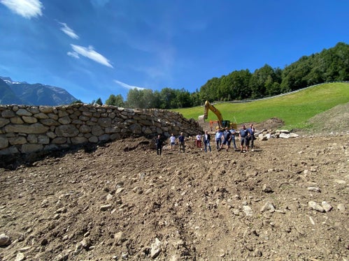 Lokalaugenschein von LR Schuler mit Technikern und Gemeindevertretern bei der Zyklopensteinmauer, die von der Mannschaft der Wildbachverbauung zum Schutz vor der Lawine Eberhöfer in Martell errichtet wird. (Foto: LPA/Noemi Prinoth)