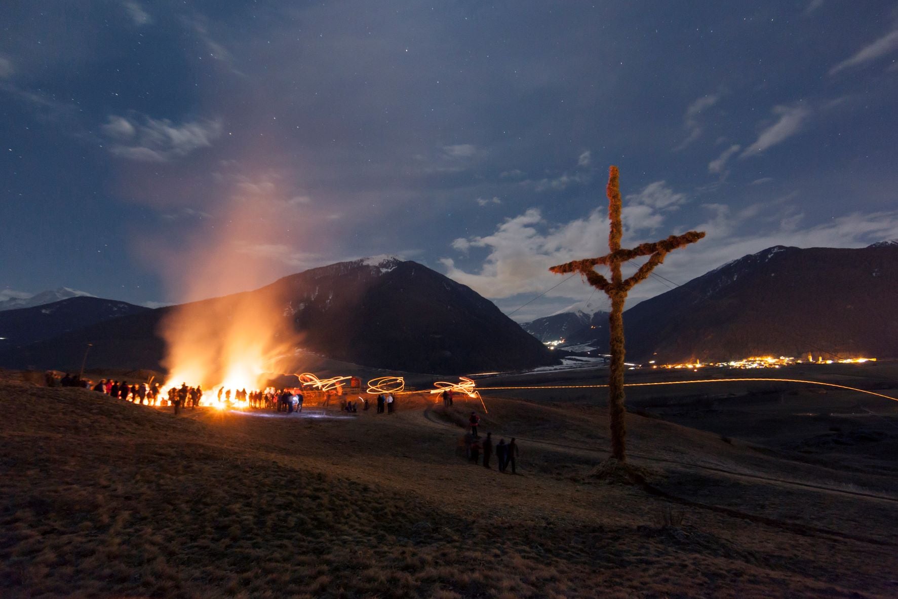 Un'antica usanza e un grande spettacolo per gli spettatori: il lancio dei dischi ardenti (Scheibenschlagen). Tuttavia, ogni anno c'è il rischio di incendi boschivi. Il Servizio forestale invita alla prudenza. (Foto: IDM Alto Adige/Frieder Blickle)