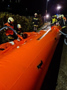 Mit Hochwasserschläuchen wurde das Wasser am rechten Eisackufer auf der Höhe des Mila-Gebäudes in Bozen eingedämmt. (Foto: LPA/Freiwillige Feuerwehr Bozen)