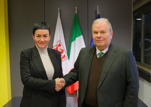 L'accordo consente alla Questura di acquistare ulteriori attrezzature per la Polizia di Stato. L'assessora provinciale Mair e il questore Sartori hanno firmato oggi l'accordo, ne seguirà uno con i Carabinieri. (Foto: USP/Lukas Forer)